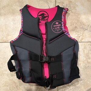 Hyperlite H20 life jacket
Size Womens Medium
36 to 40” chest
91 to 102cm chest